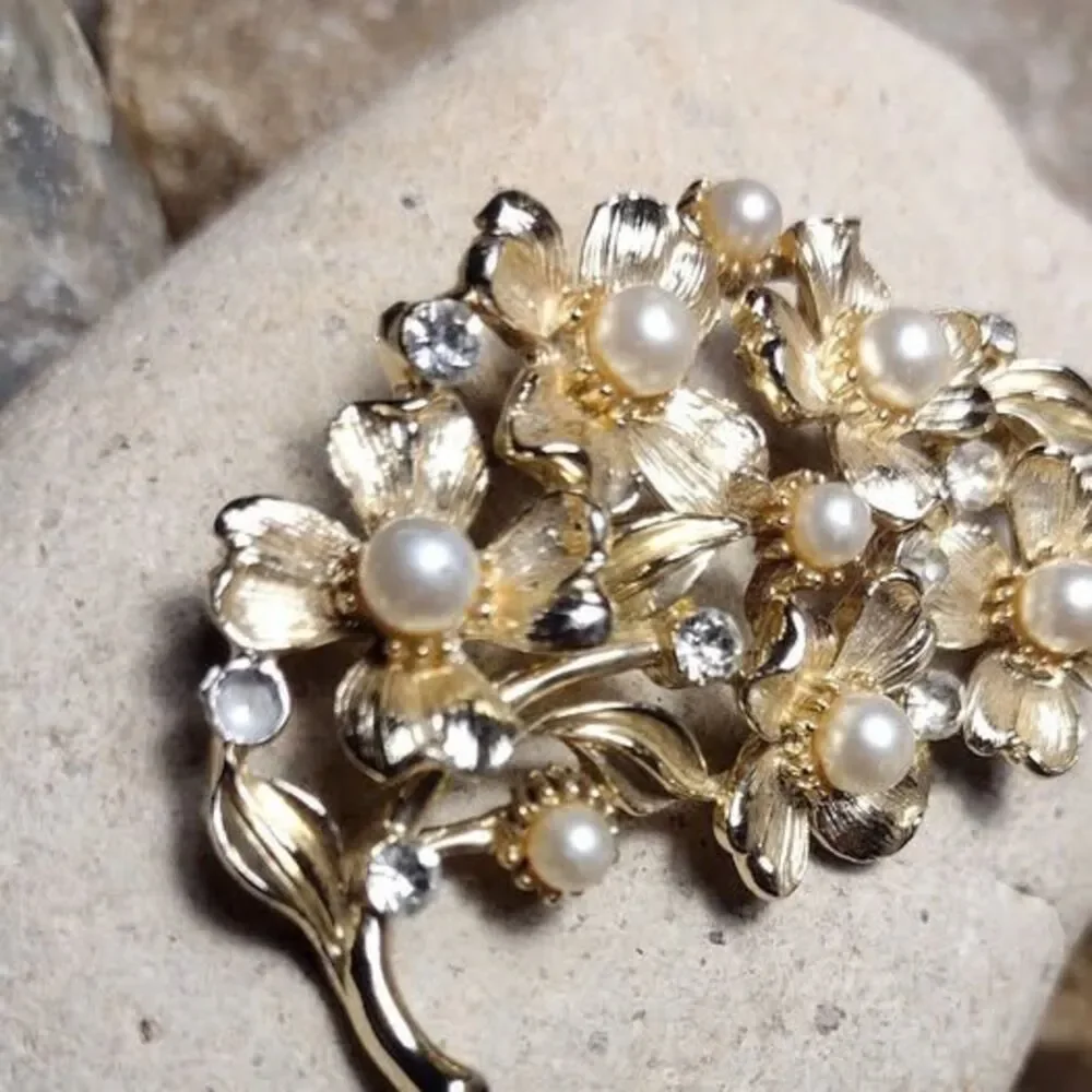 Lisner Dogwood Pearl Flower Gold tone Brooch Pin Vintage
